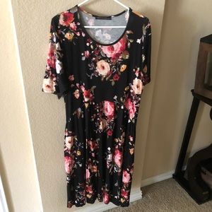 Flattering Floral Black Dress...with pockets!